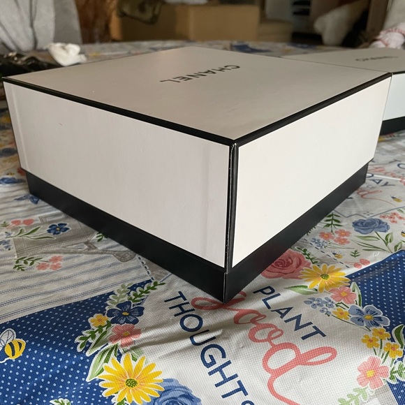 Chanel boxes. 2 different sizes. - Picture 9 of 11
